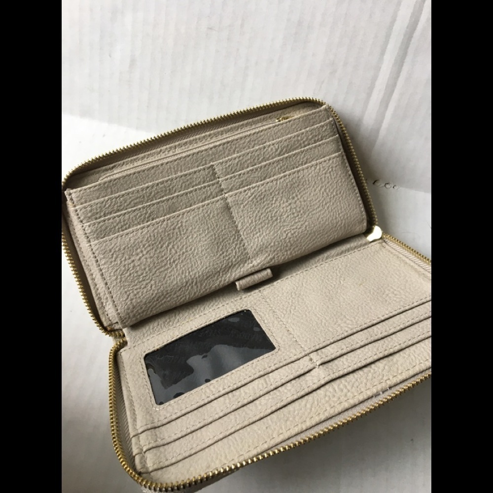 New Steve Madden Embossed Wristlet Wallet/Organizer - Picture 10 of 12